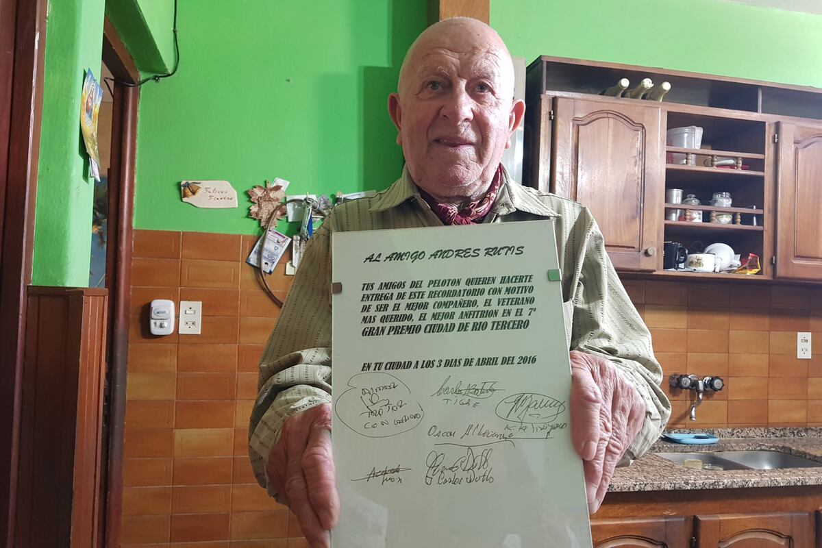Andrés Rutis tiene 87 años, vive en Río Tercero y es ciclista. (La Voz)