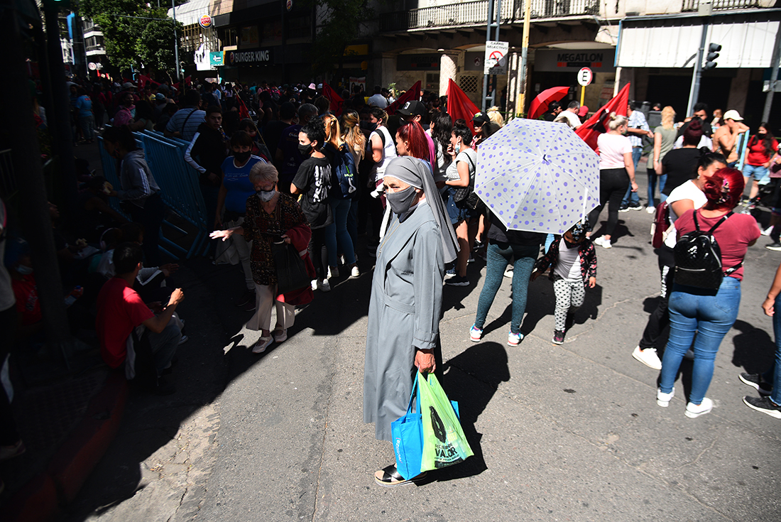 Corte de calles y puentes Piquetes piqueteros
bloqueos en tres puentes, en hora pico de ingreso al centro de Córdoba
Viernes 19 Noviembre 2021
Fotografía José Gabriel Hernández