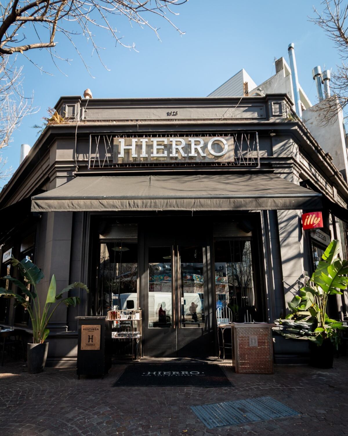 Un restaurante que ofrece parrilla abierta y un menú variado.