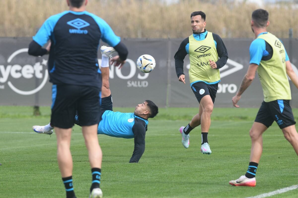 Pirueta de "Uvita" Fernández en la práctica de la "B" (Ramiro Pereyra/ LaVoz).