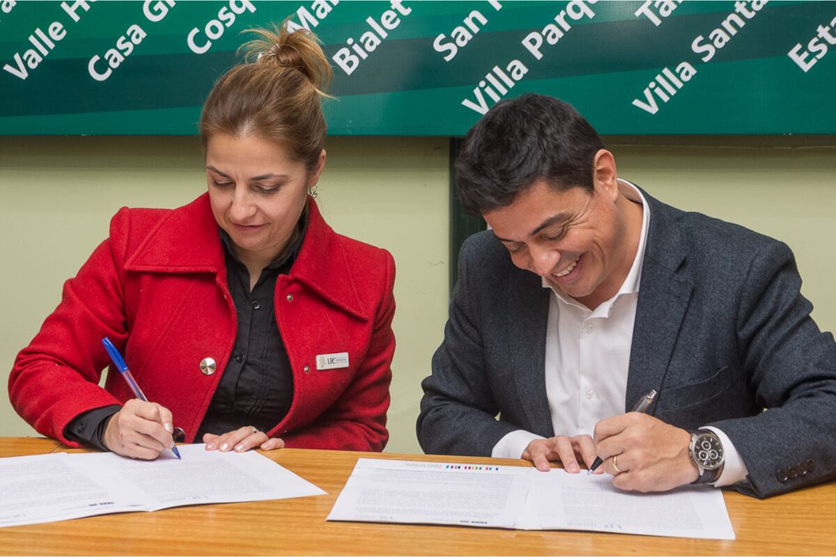 La rectora de la UPC, Julia Oliva Cúneo junto al intendente de Capilla del Monte y presidente de la Comunidad Regional Punilla, Fabricio Díaz rubricando el pacto.
