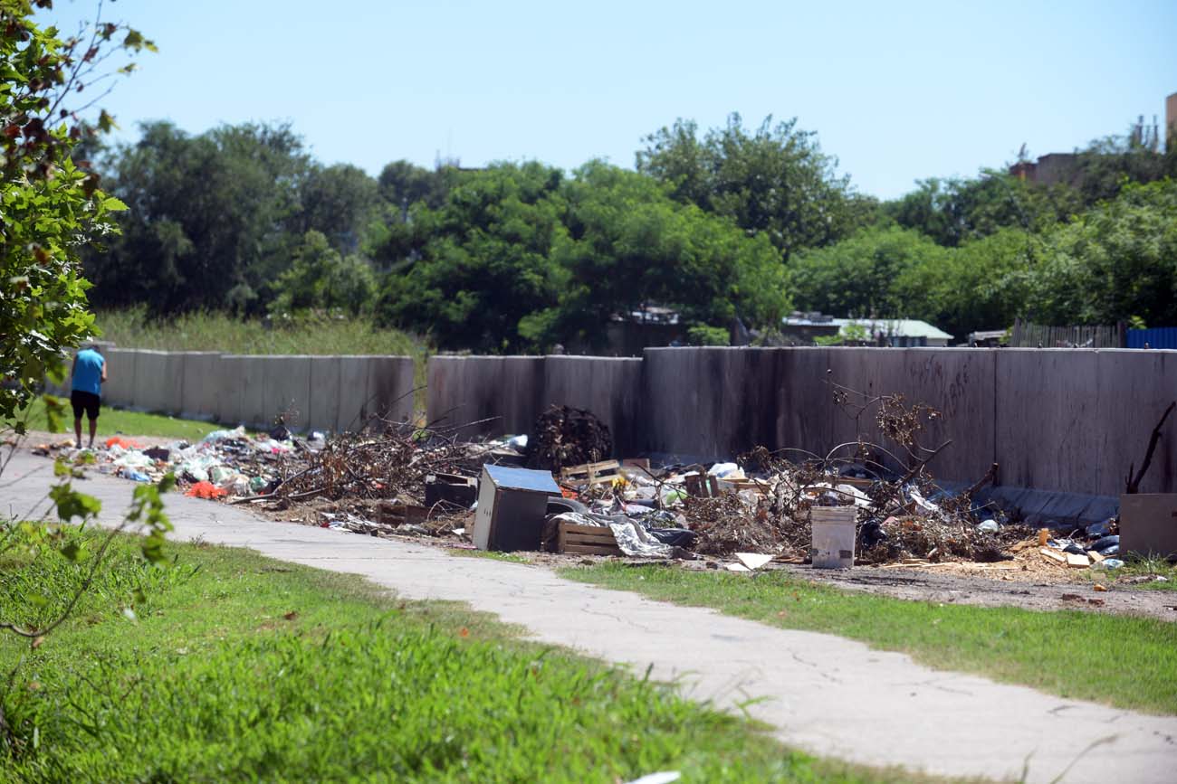 Los habitantes de esa zona ven tirar todo tipo de residuos desde los vehículos: muebles, escombros, animales muertos, ropa, residuos sólidos urbanos, restos de podas, entre otros. (Foto Ramiro Pereyra /La Voz)