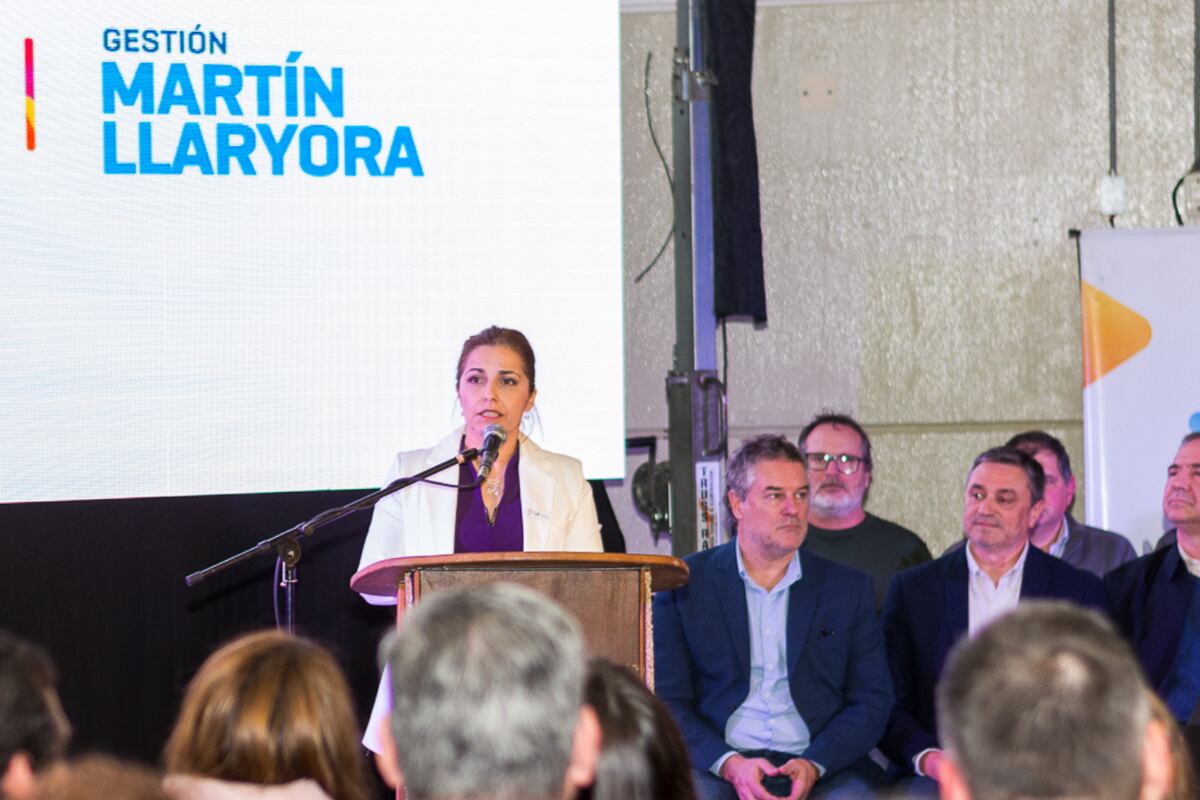 La rectora Julia Oliva Cúneo dando unas palabras de los avances de obra.