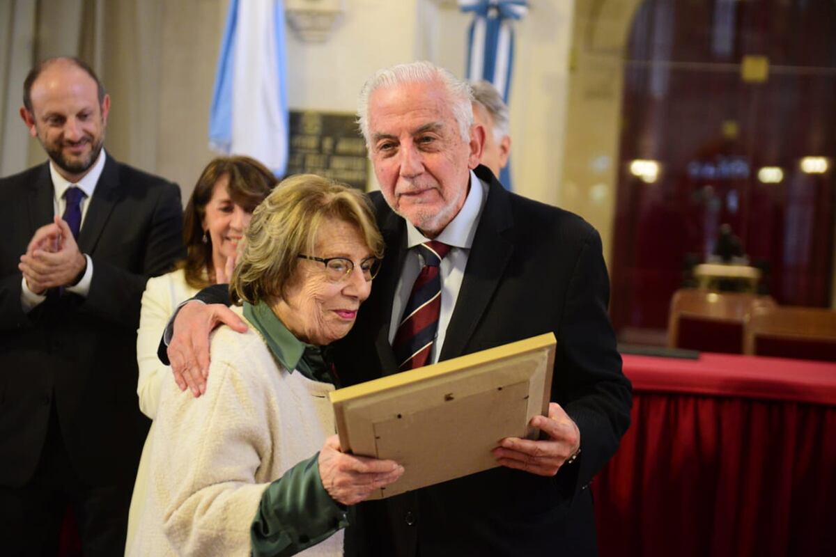 Reconocimiento. A la hora de distinguir a los exmiembros del TSJ, María Esther Cafure de Battistelli se llevó todos los aplausos. (José Gabriel Hernández / La Voz)