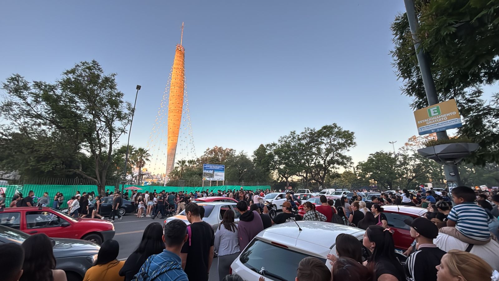 Así esperan los cordobeses que se encienda en tradicional arbolito del Faro del Bicentenario. (Javier Ferreyra / La Voz)