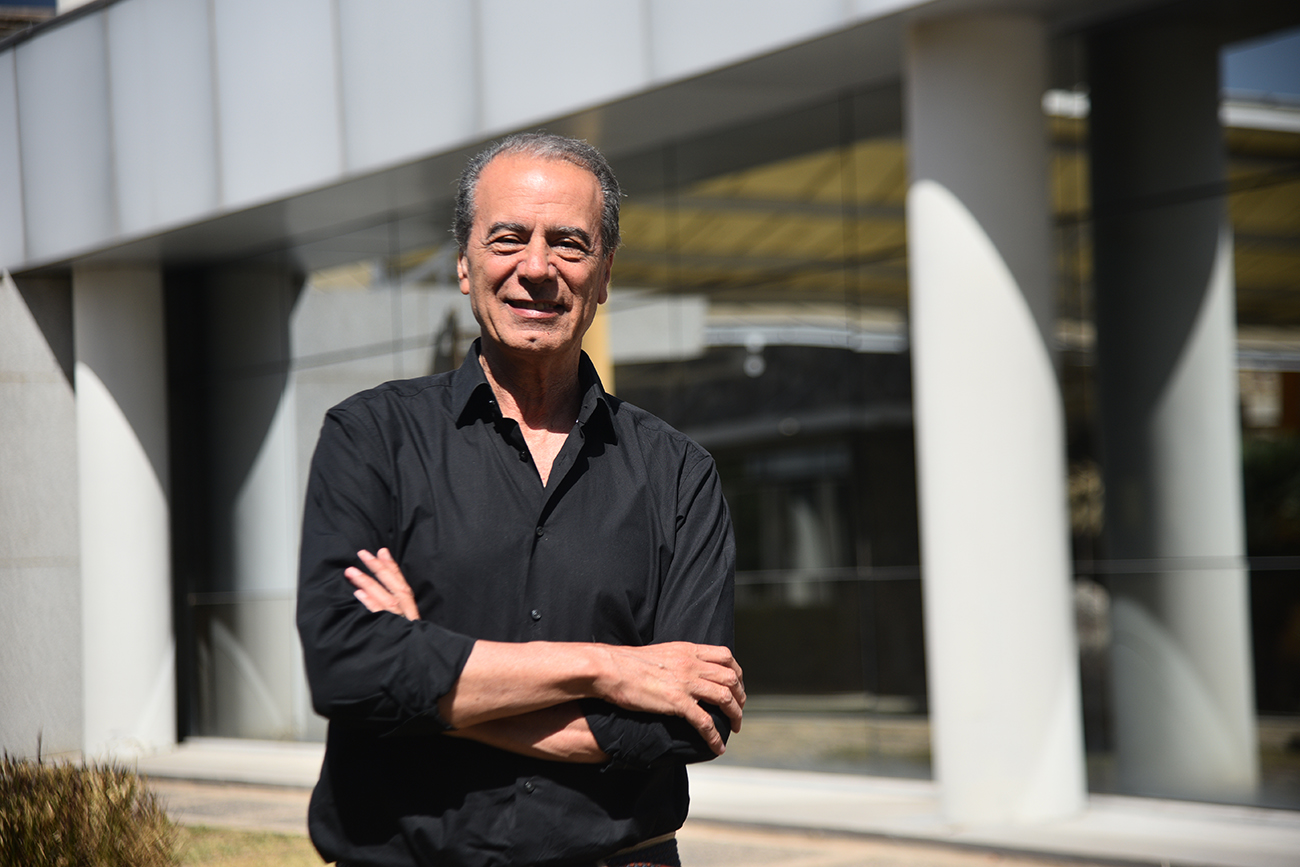 RENTABILIDAD. "Me da la sensación que este tipo de cambio llegó para quedarse. Entonces habrá que acostumbrarse a otros niveles de rentabilidad, y tratar por todos los medios de ocupar lo máximo posible. Quien tiene costos fijos gastronómicos, por ejemplo, tendrá que analizar si no incluye una media pensión o pensión completa", señaló Oscar Santarelli, intendente de Villa General Belgrano y propietario de un complejo hotelero en la localidad. (Pedro Castillo / La Voz)