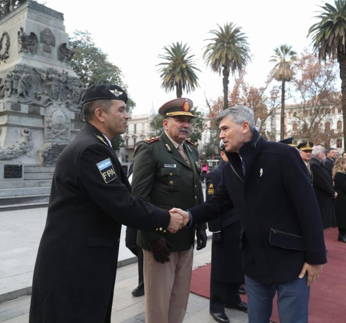 Daniel Passerini encabezó el acto del izamiento de la bandera en la plaza San Martín.