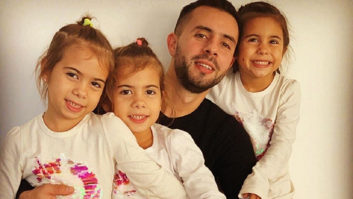 Matías Defederico junto a sus hijas.