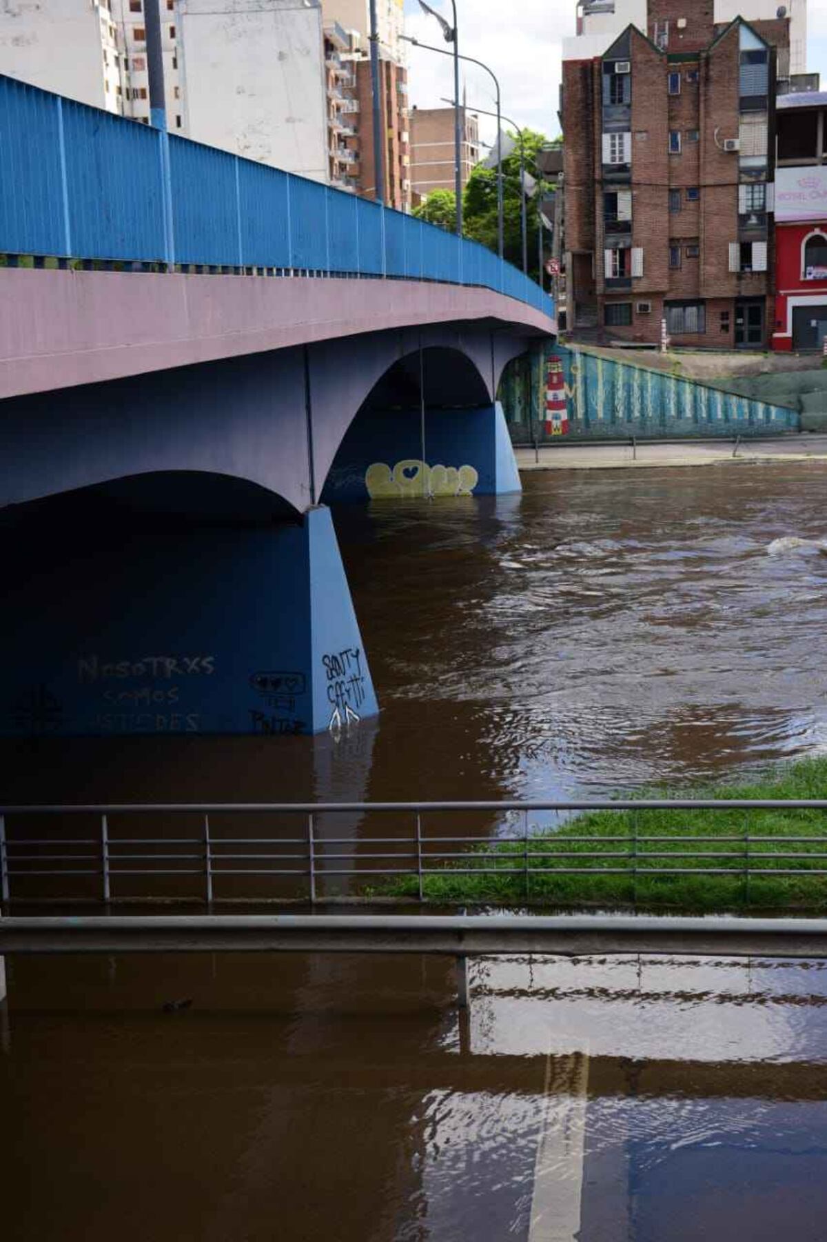 Cortes en la Costanera Norte y Sur. Tramos cerrados por la crecida del Río Suquía. (José Gabriel Hernández / La Voz)