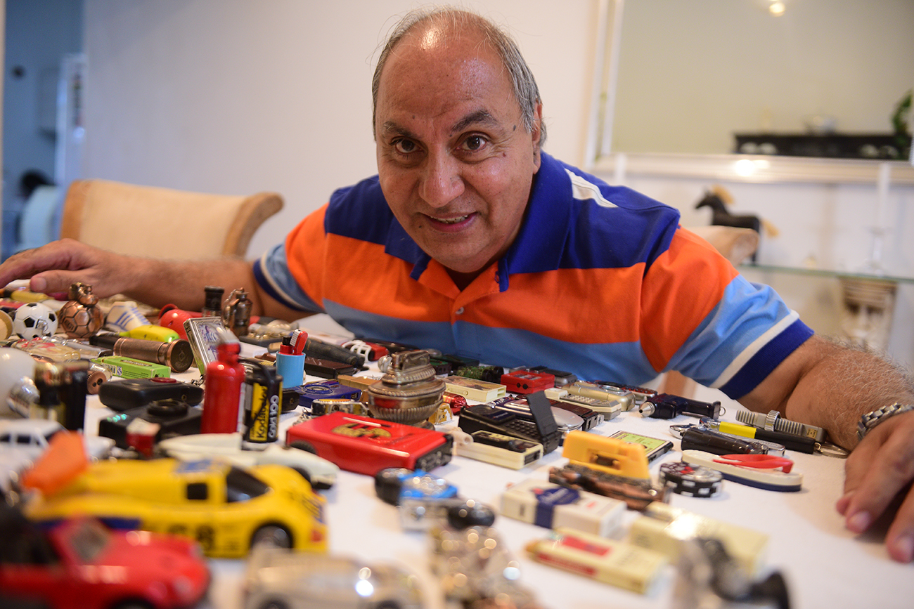 Rafael Cerezo, periodista y coleccionista, muestra a La Voz algunos de sus más de 400 encendedores. (José Gabriel Hernández / La Voz)