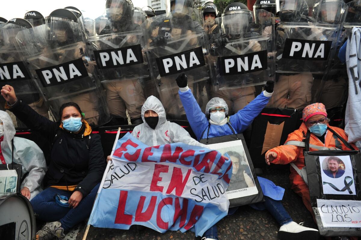 Incidentes en Puente Pueyrredón con trabajadores de la salud. (Clarín)