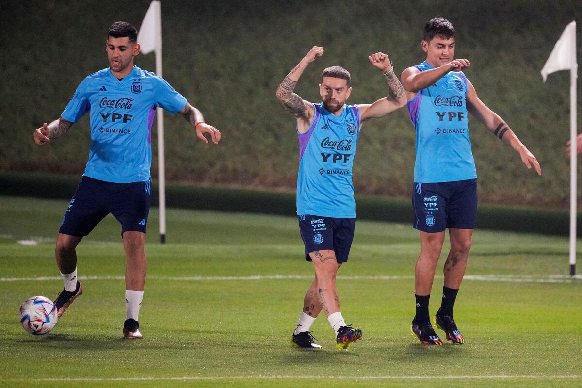 Paulo Dybala espera sumar minutos en la próxima etapa del Mundial. Se mantiene entrenando y aguardando su chance. (AP).