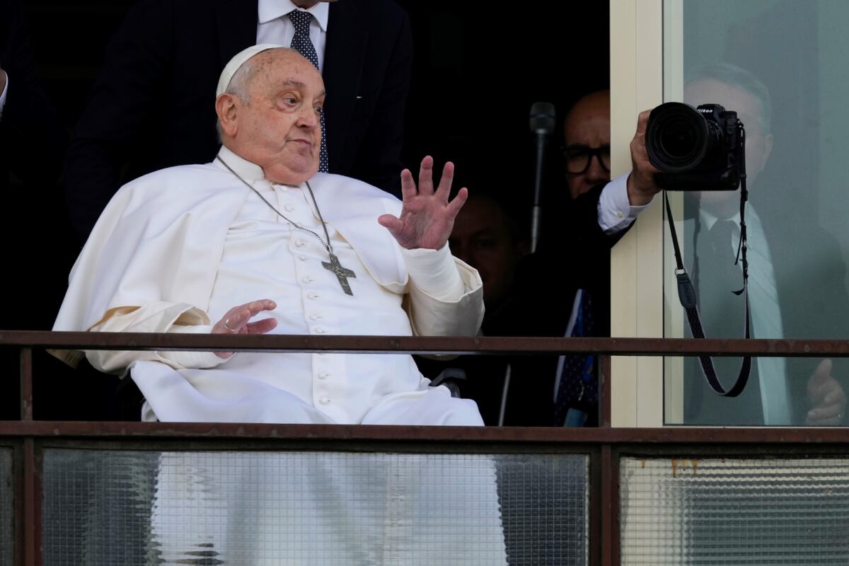 El papa Francisco saluda desde un balcón del Policlínico Agostino Gemelli en Roma, el domingo 23 de marzo de 2025. (AP / Domenico Stinellis)