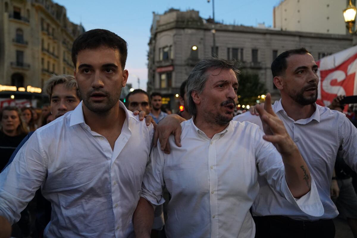 El diputado Máximo Kirchner salió del recinto y se sumó unos minutos a los manifestantes afuera del Congreso. Juan Tesone / Clarín