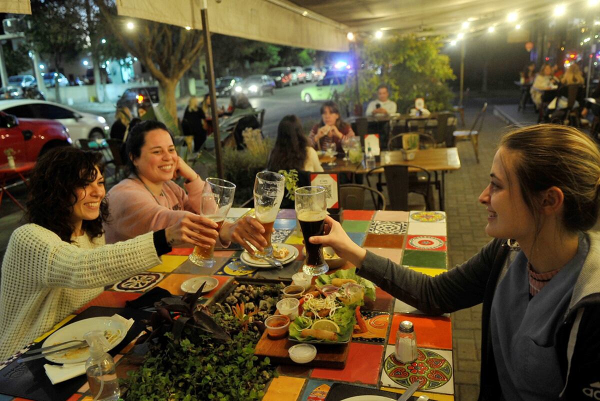 Cecilia, Andrea y Mónica trabajan en el Sanatorio Allende del Cerro y salieron a celebrar su amistad. (Javier Ferreyra)