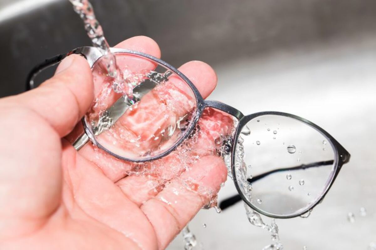 Con jabón neutro y agua fría o tibia, podés mantener tus anteojos como nuevos.