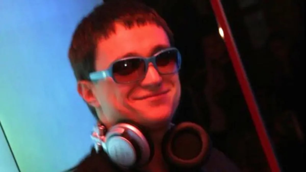 Tras hackear durante el día, Penchukov actuaba como el DJ Slava Rich por la noche. (BBC)