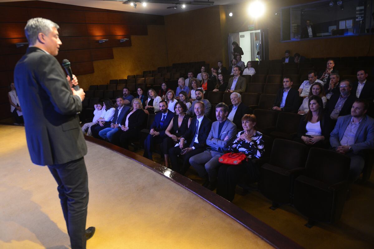 CÓRDOBA EMPRESARIA. Daniel Alonso, editor jefe de Nuevos Desarrollos, durante la entrega de los diplomas a los 27 ternados. Foto Javier Ferreyra