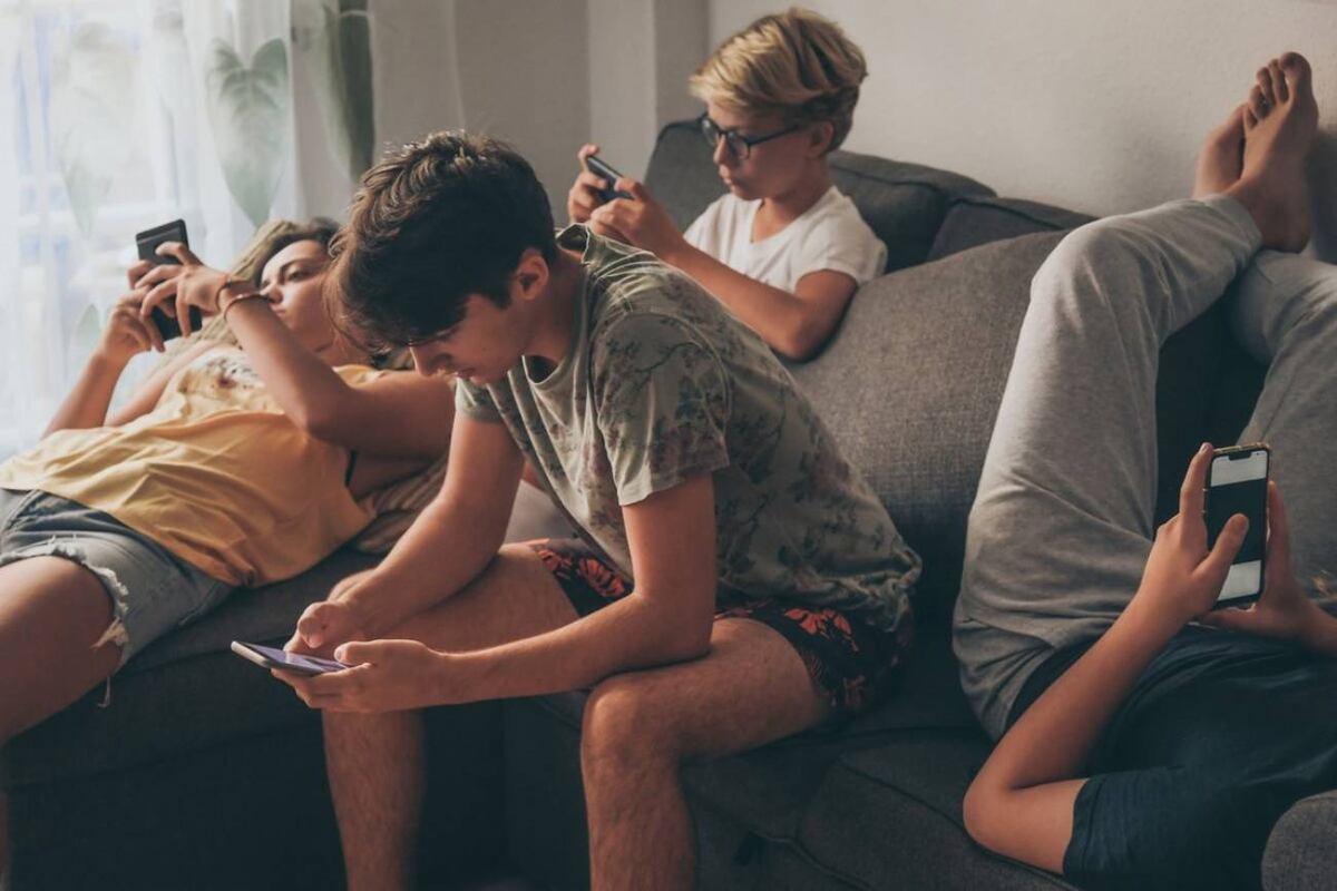 Un estudio global con más de 100 mil jóvenes advierte que usar el celular antes de los 13 años se asocia con mayor riesgo de depresión, agresividad y baja autoestima en la adultez. (Europa Press)