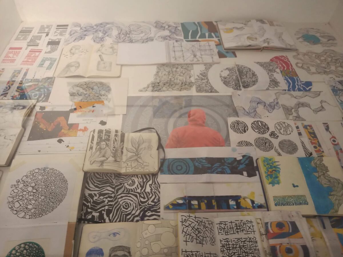 Vitrina con cuadernos y bocetos.