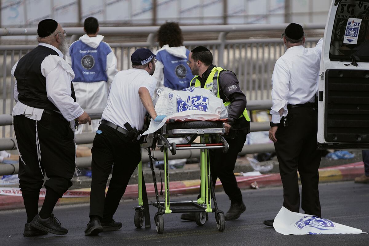 El equipo israelí de rescate y recuperación Zaka transporta el cuerpo de una víctima en el lugar del tiroteo perpetrado por dos hombres armados palestinos, en el que varias personas murieron y otras resultaron heridas en una parada de autobús en Jerusalén, el lunes 8 de septiembre de 2025. (Foto AP/Mahmoud Illean)