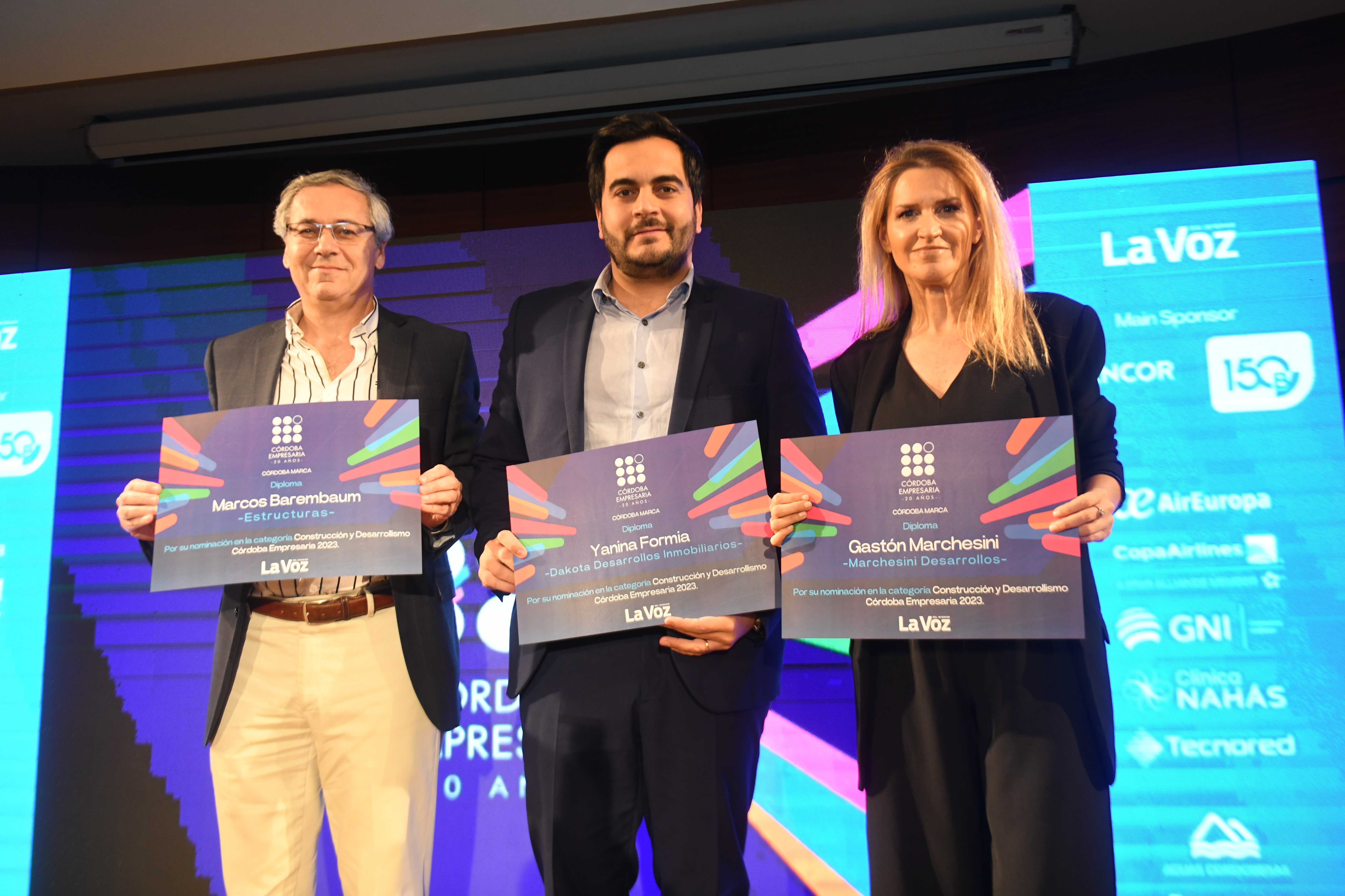 Marcos Barenbaum (Estructuras); Felipe Formia, en representación de Yanina Formia (Dakota), y Verónica Piumetti, en nombre de Gastón Marchesini (Marchesini Desarrollos Inmobiliarios), recibieron las distinciones por su participación en el rubro Construcción y Desarrollismo. (Javier Ferreyra / La Voz)