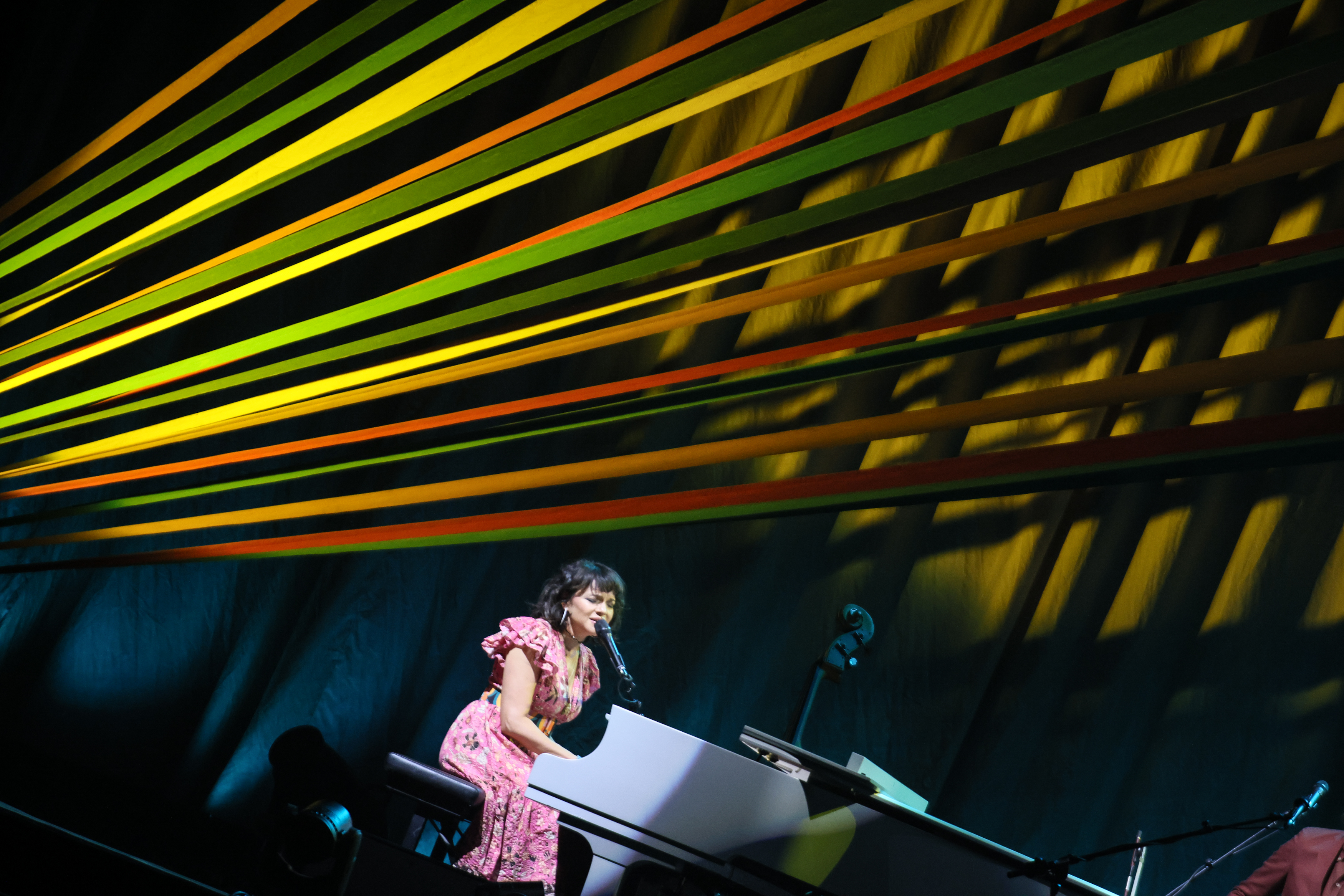 Norah Jones, en su reciente show en el porteño Movistar Arena. (Gentileza Gallo Bluggerman)