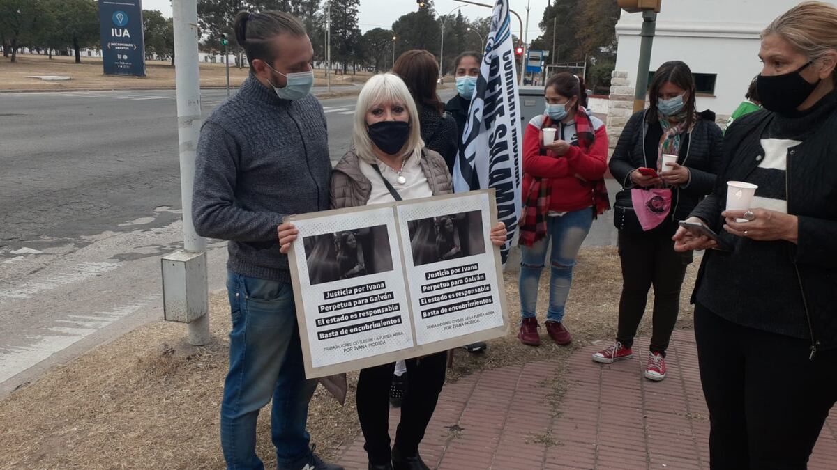 Compañeras y familiares de Ivana Módica pidieron justicia por el femicidio y aplicación de políticas de género en las Fuerzas Armadas, en varias marchas. (La Voz/Archivo)