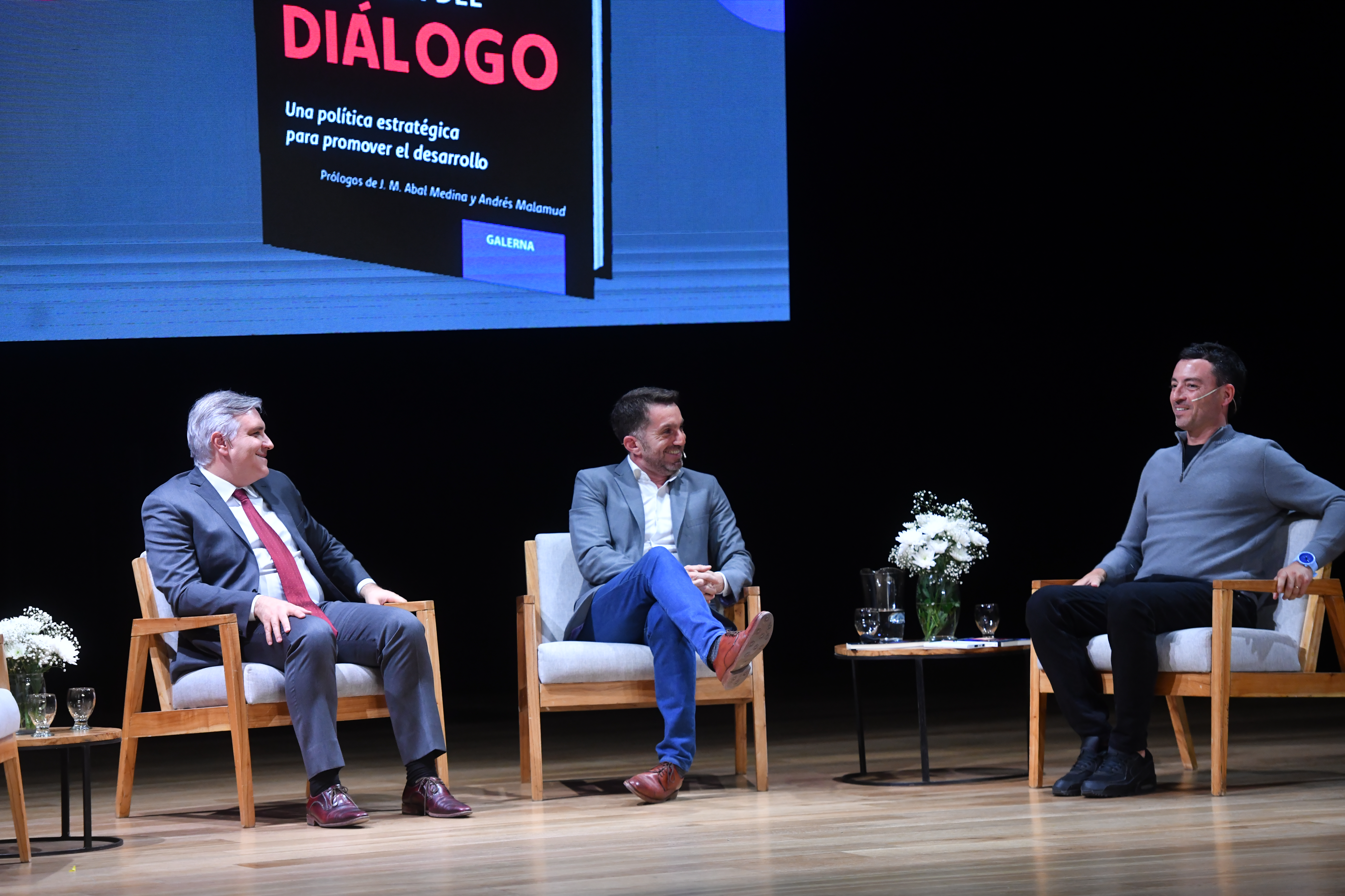Presentación del libro de Gonzalo Aziz en el teatro Comedia con la presencia de Rodrigo de Loredo y Martin Llaryora.