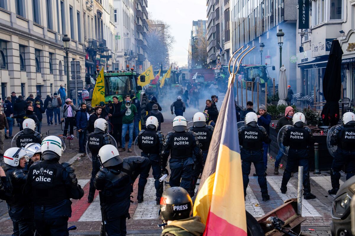 Protestas de agricultores contra el acuerdo UE-Mercosur paralizaron Bruselas durante la cumbre europea. (AP Photo/Marius Burgelman)
