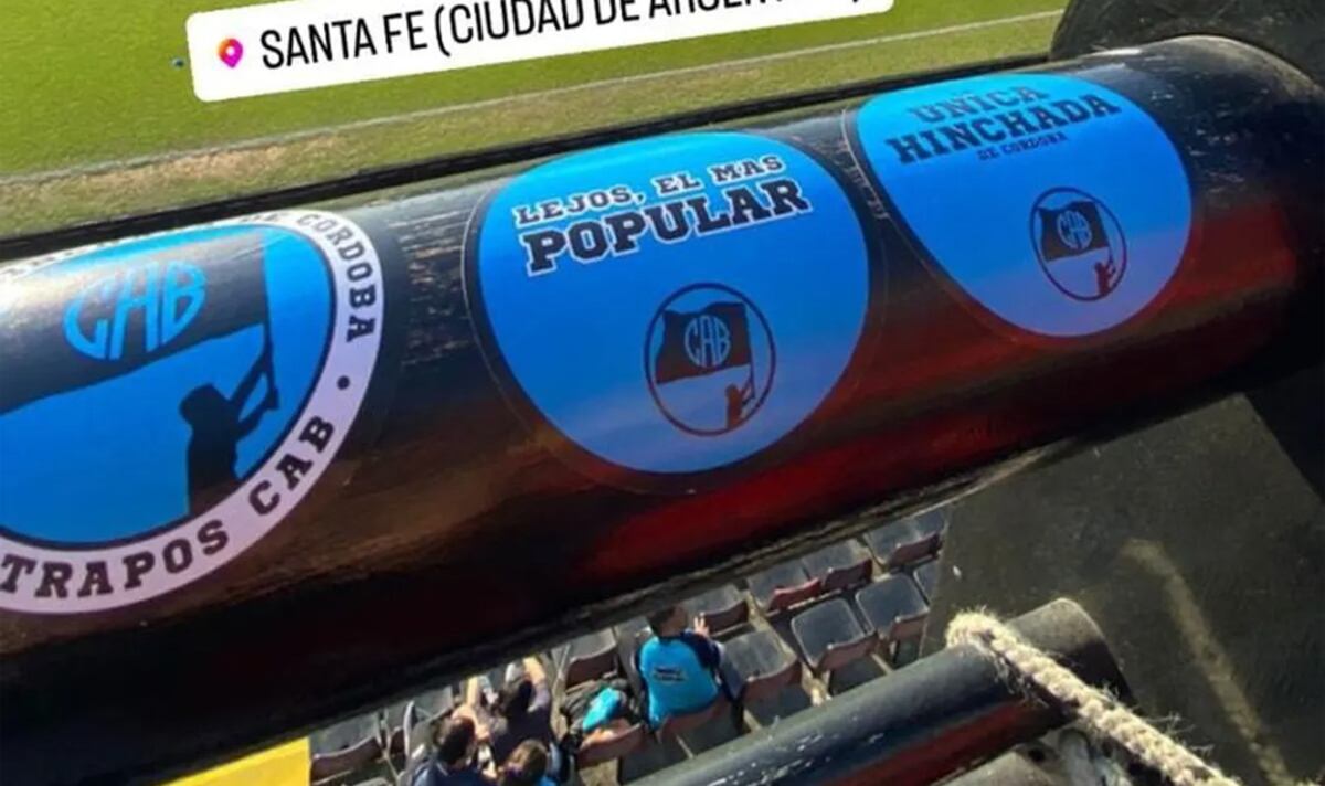 Así quedó uno de los paravalanchas en la cancha de Colón (Foto: Captura Aires de Santa Fe).