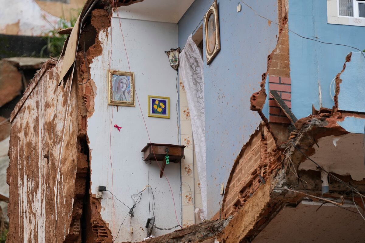 Una casa, destrozada por la mitad en Petrópolis, Brasil. (AP / Silvia Izquierdo)