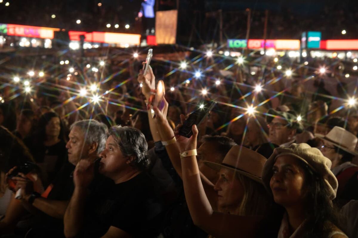 Los celulares encendidos en plena noche, un recurso que se repite. (La Voz).