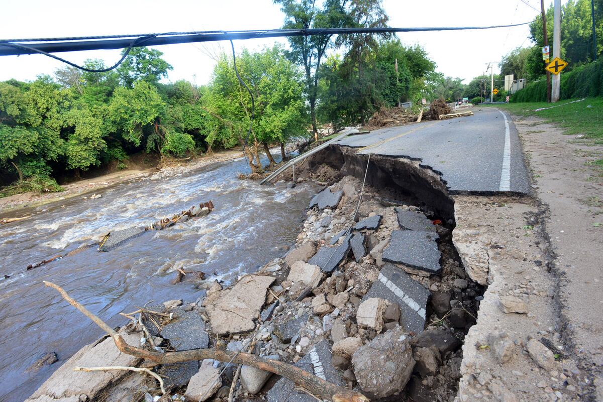 Inundaciones en 2015 en Sierras Chicas, en Córdoba. Destrucción a la vera del rio y en la ruta que une Unquillo y Mendiolaza (Javier Ferreyra)