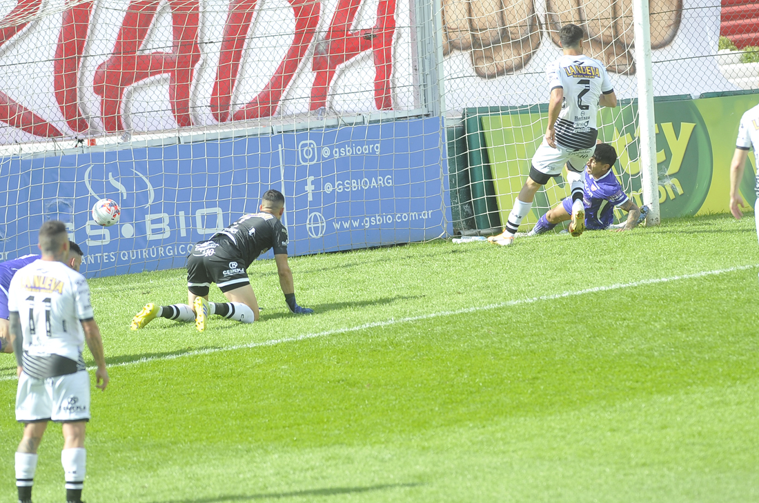 Villarruel la empuja para el 1-0 de Instituto ante All Boys. (Javier Ferreyra)