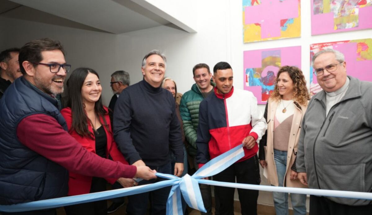 Martín Llaryora, Ángel Rossi, referentes de Cáritas y funcionarios en la inauguración de la casa.