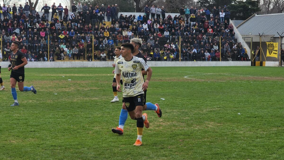 La hinchada de Alberdi de Río Cuarto se ubicó en vagones de ferrocarril para alentar al equipo ante Acción Juvenil de General Deheza. (Gentileza Denise Audrito)