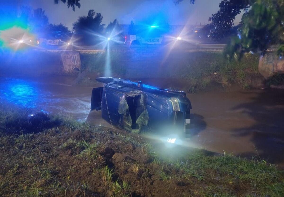 Lluvia y granizo en la ciudad de Córdoba: rescataron a cinco personas y hubo múltiples incidentes. (Policía)