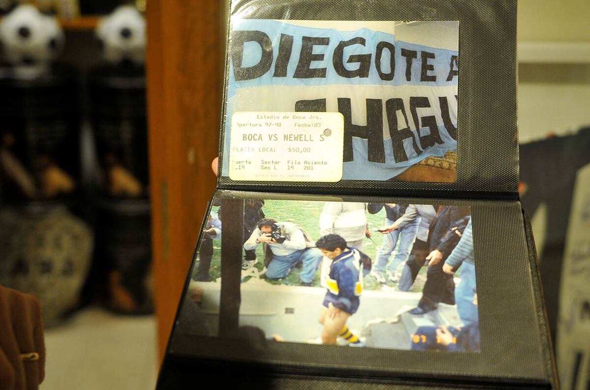 Alfredo Chaguri es contador y fanatico de Boca y de Diego Maradona a quien ha seguido por todo el mundo en mundilaes y en Boca y tiene diversos recuerdo con el y sobre a 10 meses de su muerte lo recuerda 23 septiembre 2021 foto Javier Ferreyra