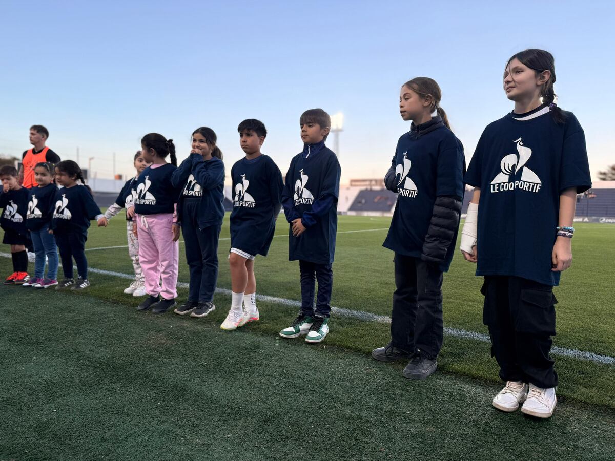 El hito del fútbol femenino de Talleres: tener niñas y niños escoltas (La Voz).