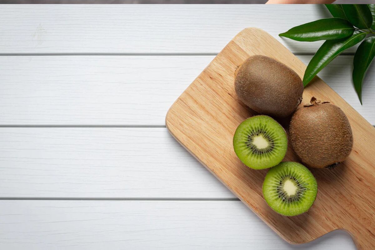 El kiwi tiene un 83% de agua y es una fuente importantísima de vitamina C. Foto: Freepik