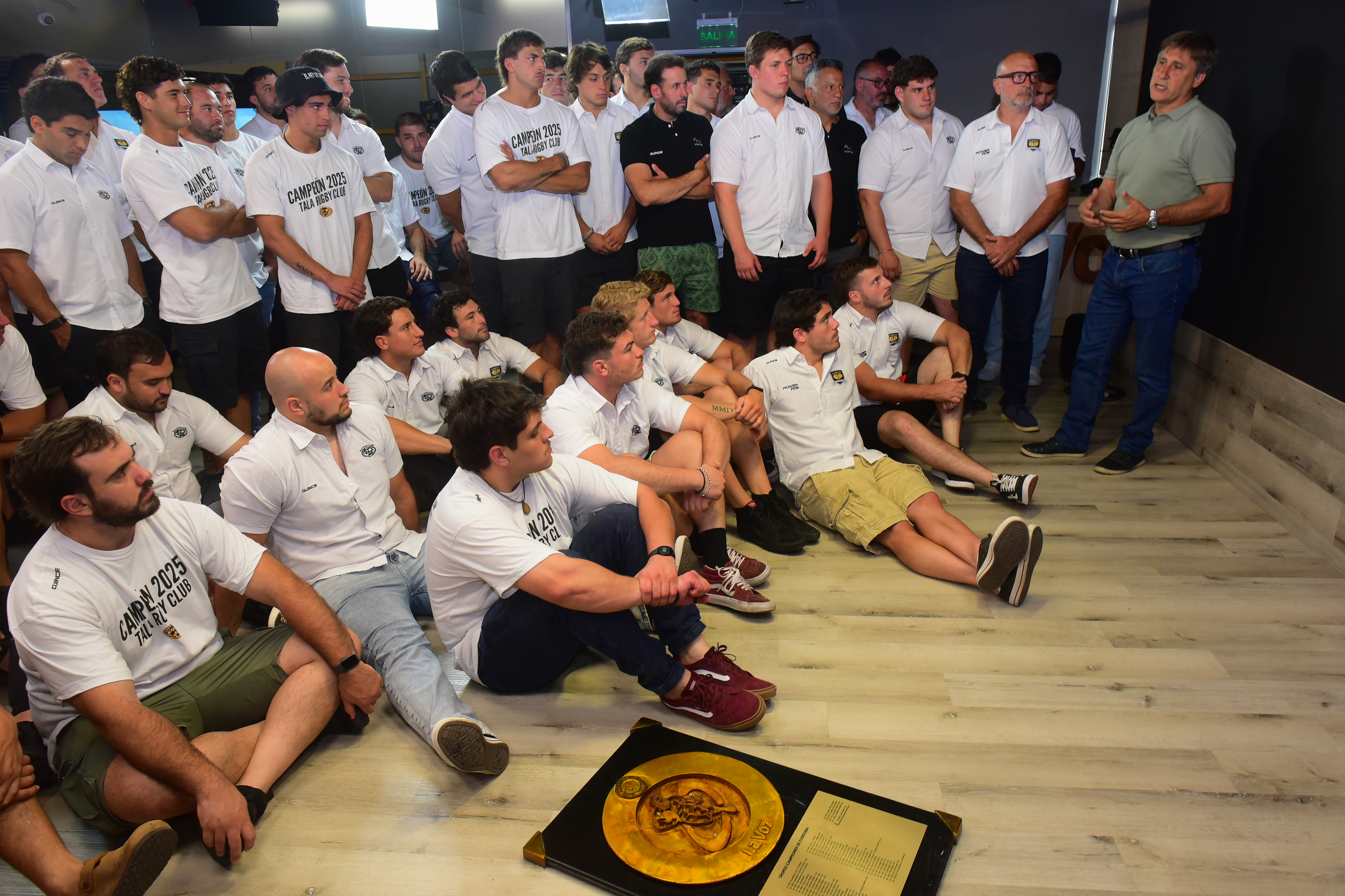 Jugadores y cuerpo técnico del Tala Rugby club participaron  del tradicional brindis en la redacción de la Voz a los campeones. (Javier Ferreyra / La Voz )