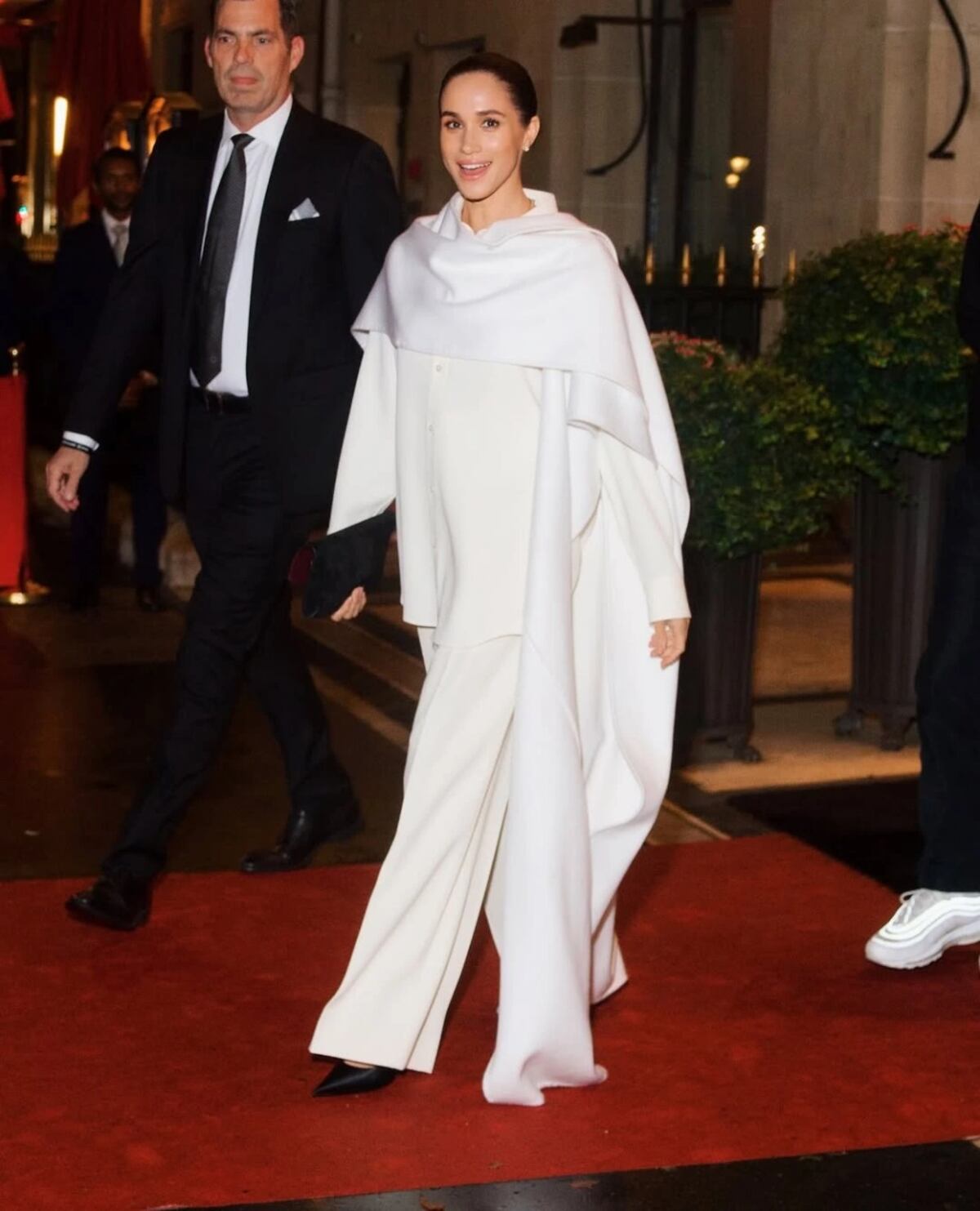 Meghan Markle deslumbra en París: el debut total white de Balenciaga que impone tendencia en la Fashion Week 2025