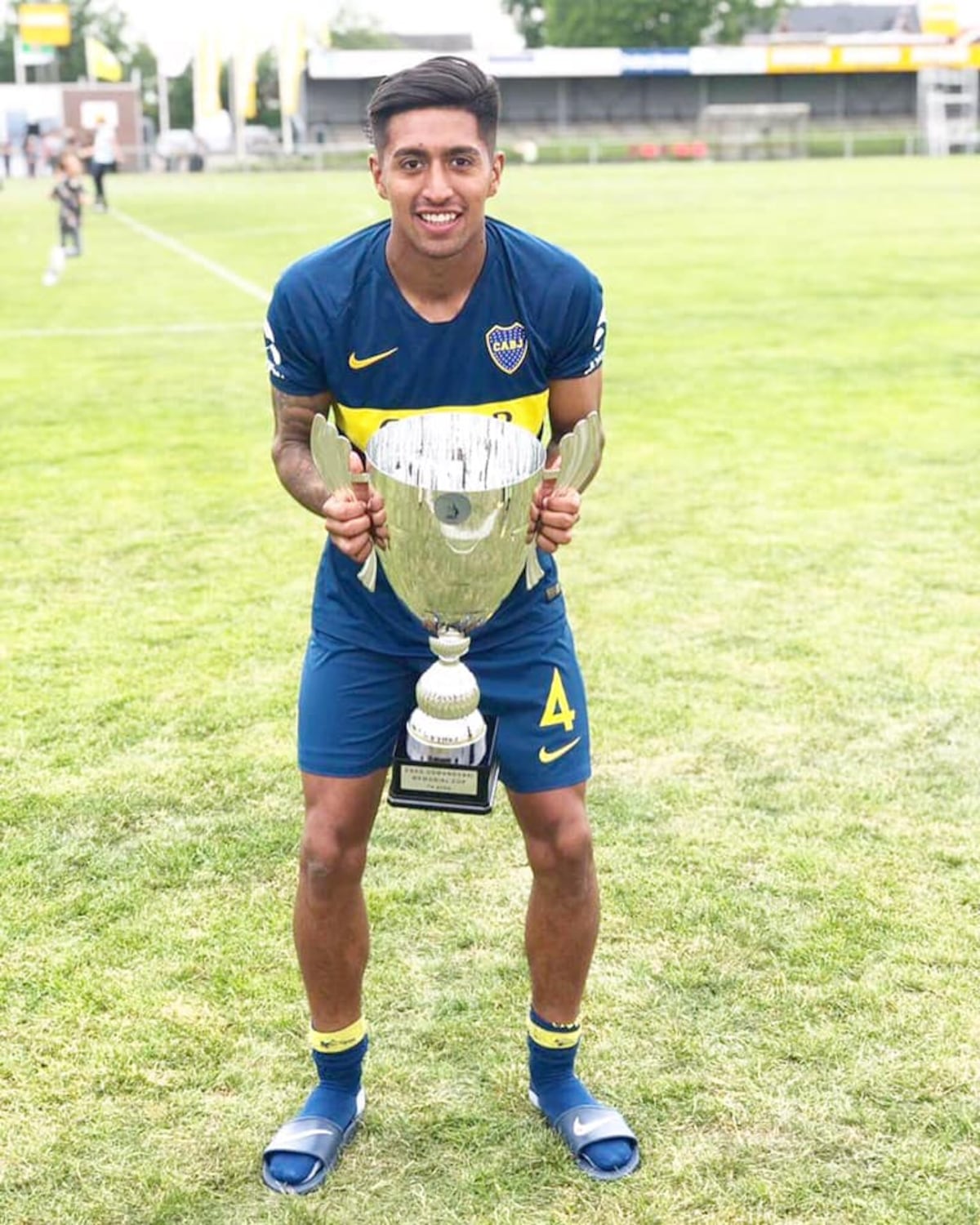 El lateral-volante Rodrigo Montes, clase 2000, acaba de firmar contrato profesional con Boca.
