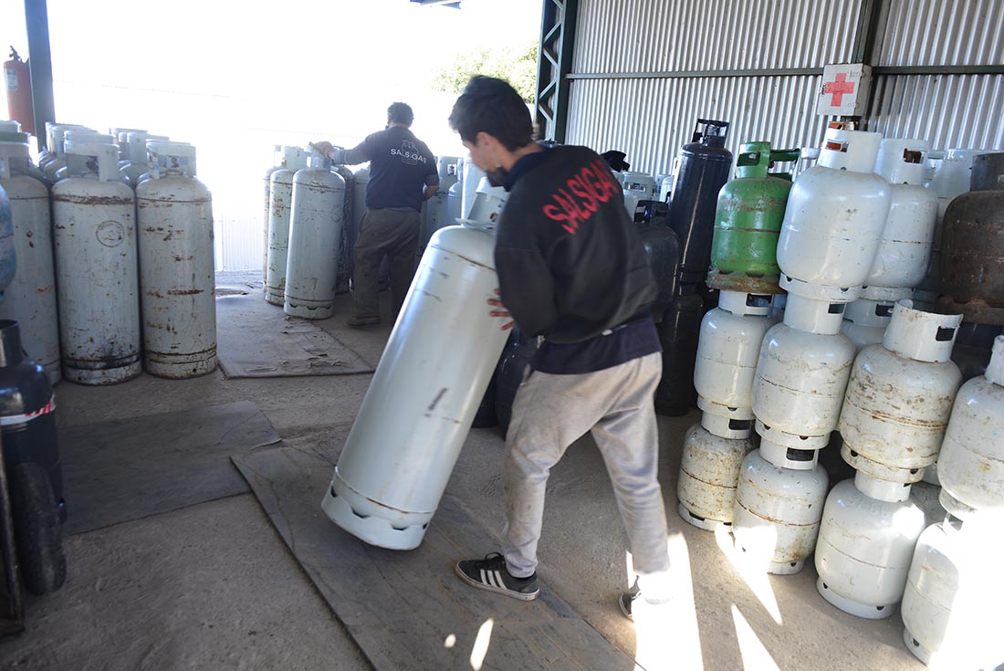 Un tubo de gas de 45 kilos dura poco más de un mes en una casa de cuatro integrantes, y tiene un costo que va de los $ 4.300 a Los $ 4.800. (José Gabriel Hernández)