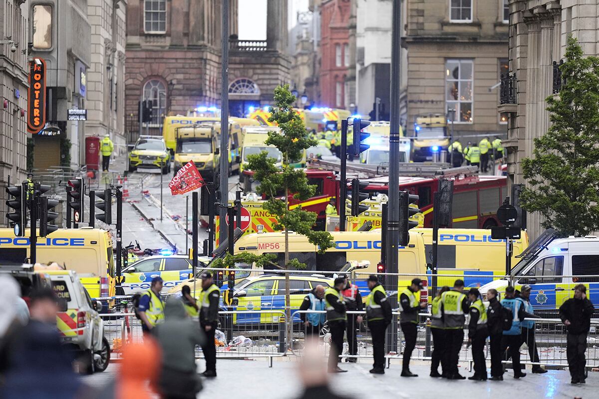 Un auto atropelló a hinchas del Liverpool que festejaban el título en la Premier League. (AP)