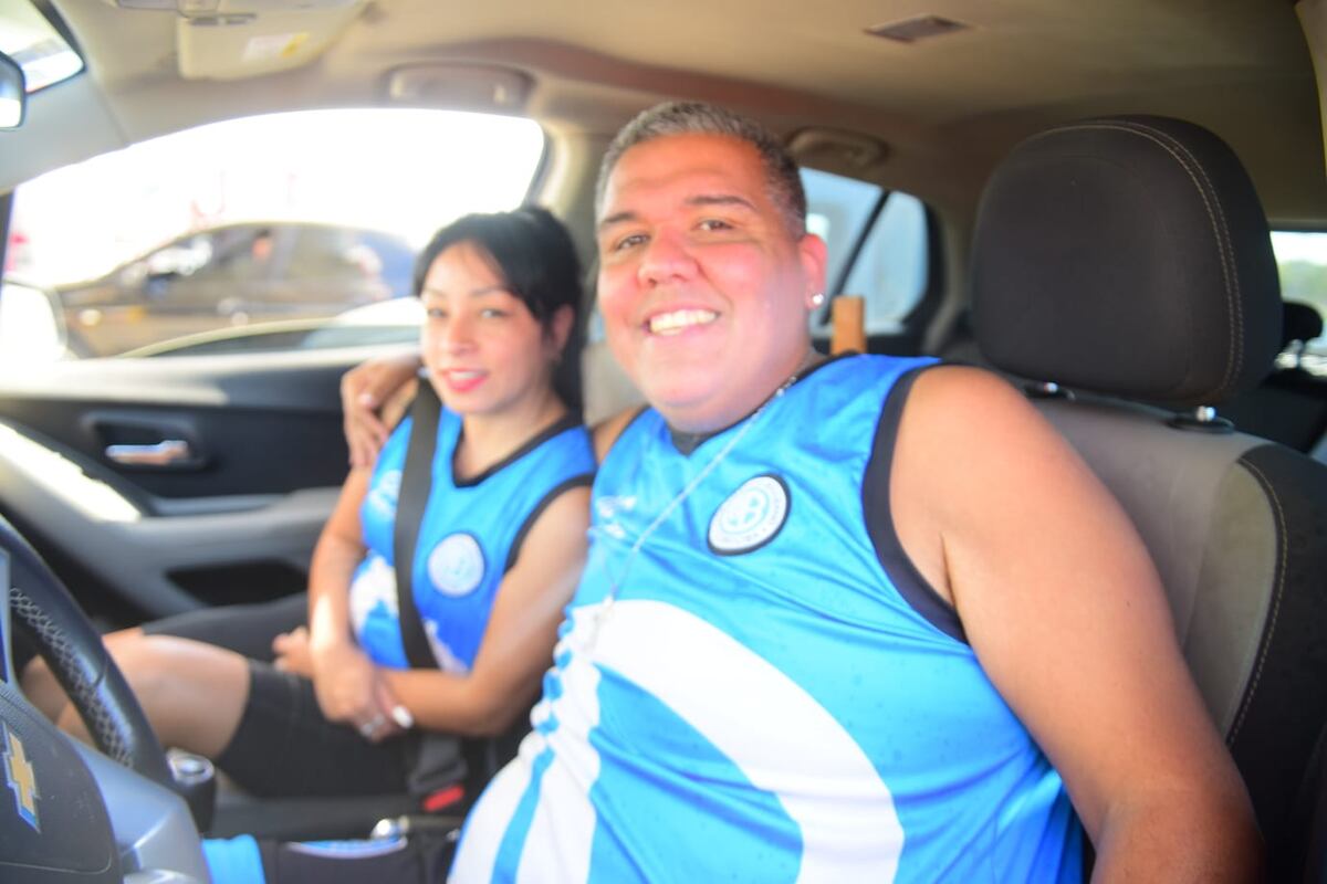 Hinchas de Belgrano copando la ruta para ir a Rafaela y asistir al partido con Real Pilar por los 32avos de final de la Copa Argentina. (José Gabriel Hernández / La Voz)
