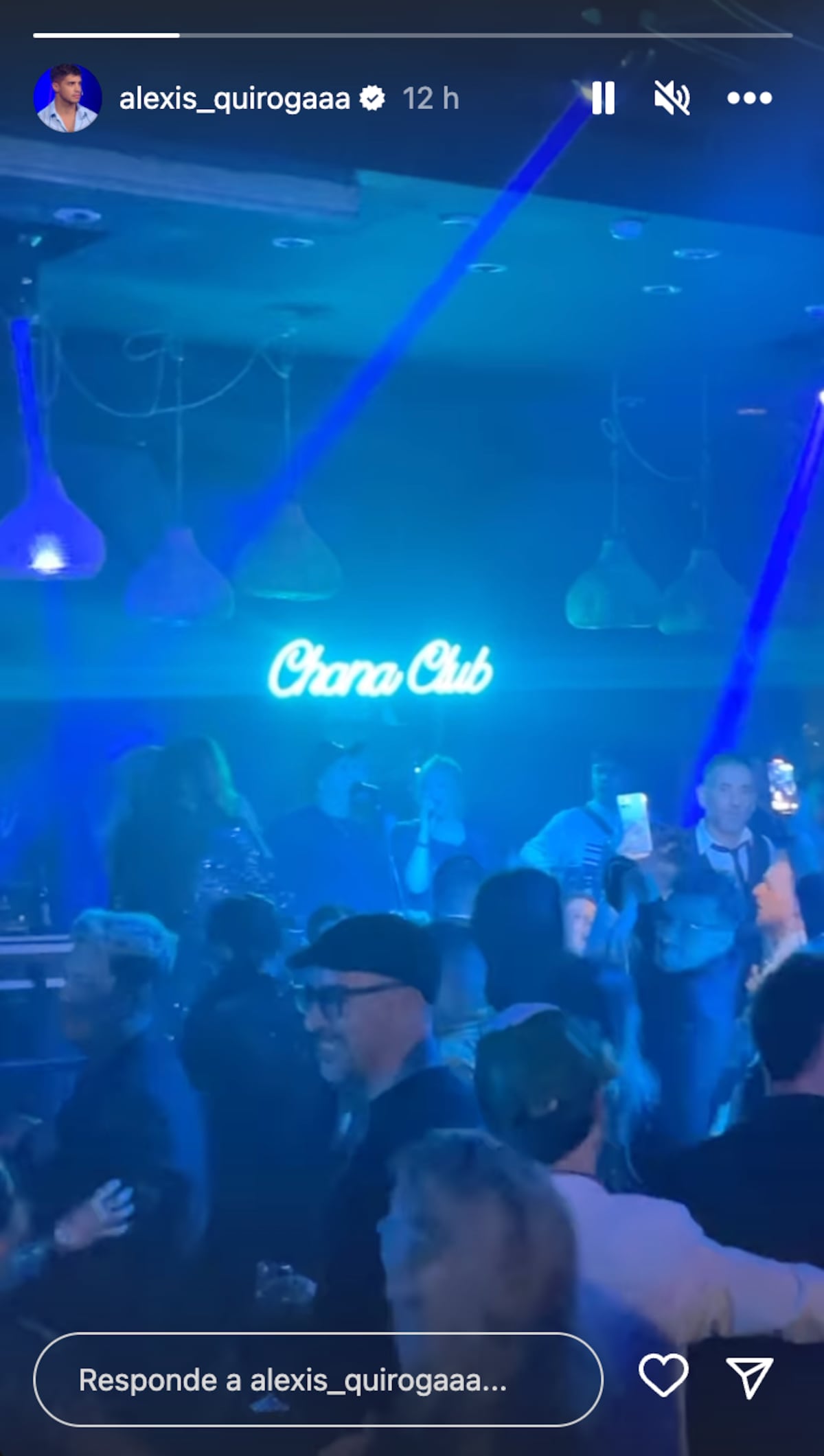 Alexis "el Conejo" Quiroga en el after party de los premios Martín Fierro 2023 donde cantó Karina, La princesita. (Foto: Captura de pantalla)