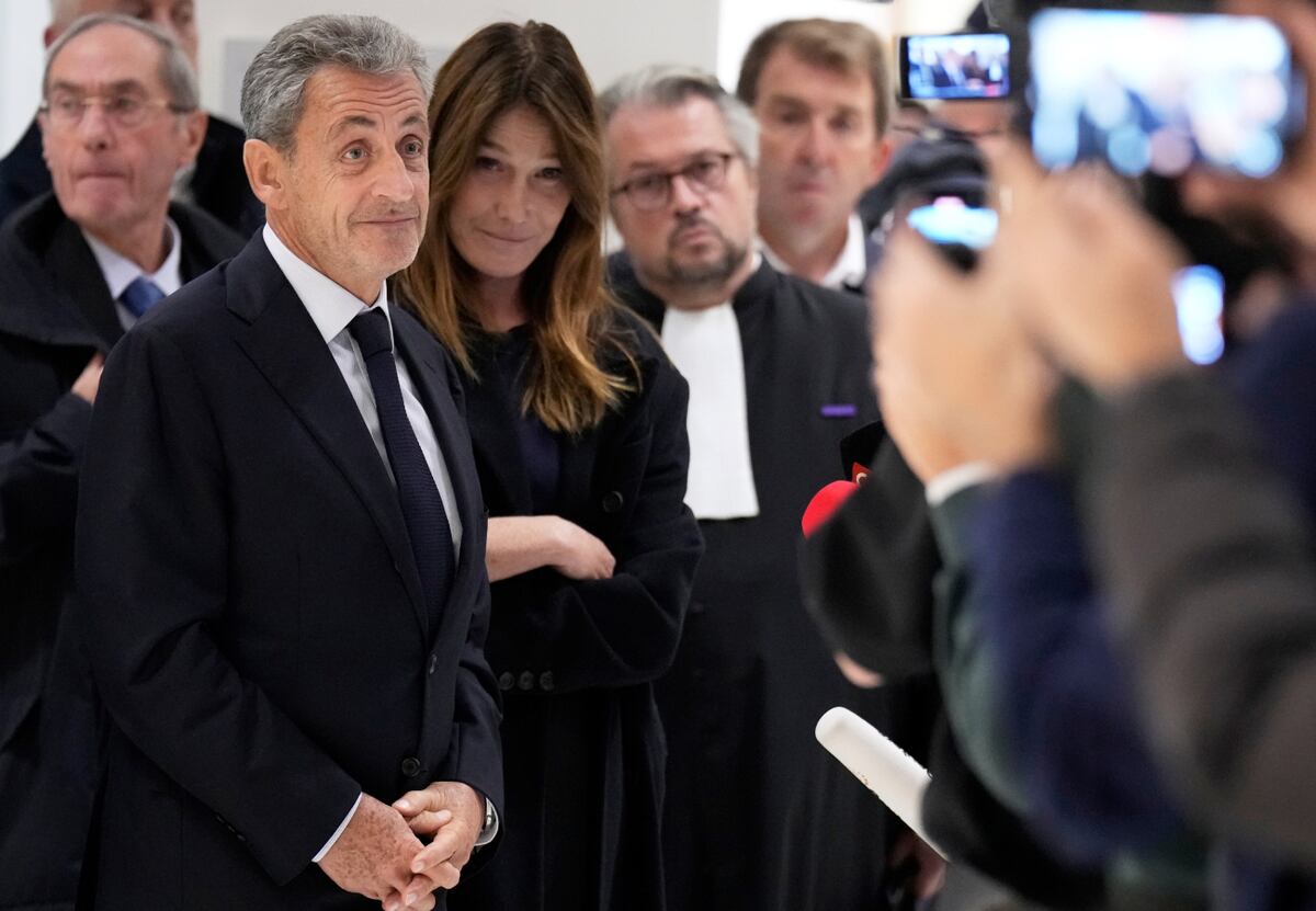Nicolás Sarkozy habló tras la condena. Se mostró junto a su esposa Carla Bruni. (AP)