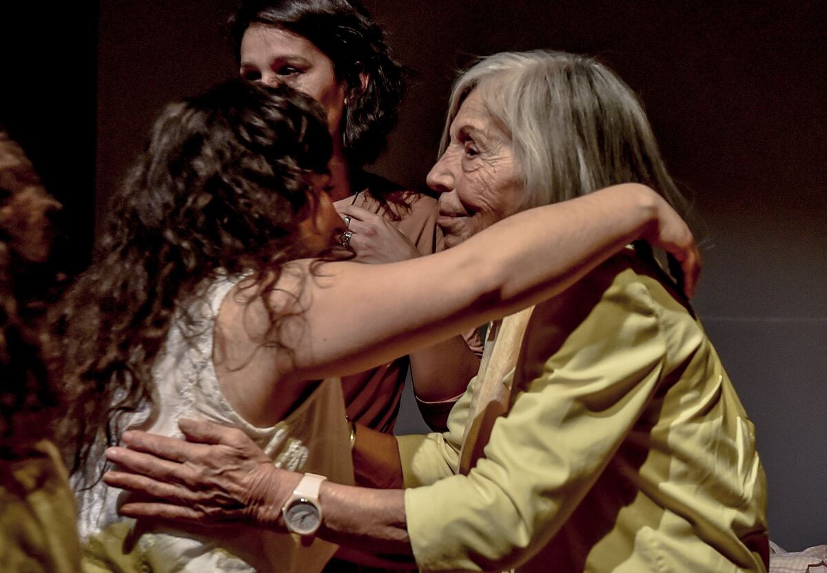 Sonia Torres abraza a una de las protagonistas de "Agrietada" en el estreno del año pasado. (Charly Soto).